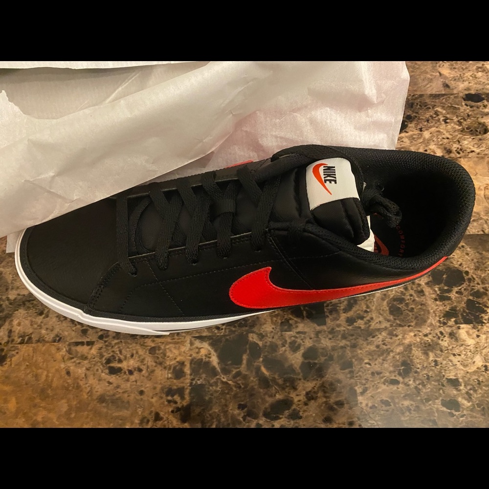 Nike - Picture 4 of 4